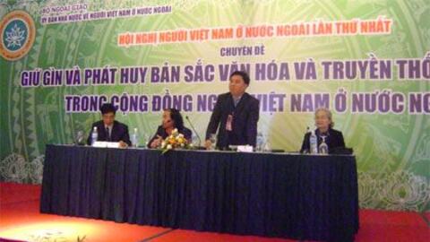 Giữ gìn và phát huy bản sắc văn hóa và truyền thống dân tộc trong cộng đồng người Việt Nam ở nước ngoài