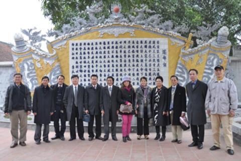 Xuân Quê hương 2012: Đoàn đại biểu kiều bào tham quan di tích Đền Đô