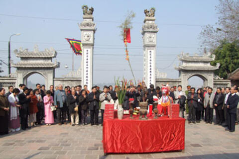 Tin ảnh: Đại biểu kiều bào tham dự nghi lễ tâm linh cùng lãnh đạo Đảng, Nhà nước