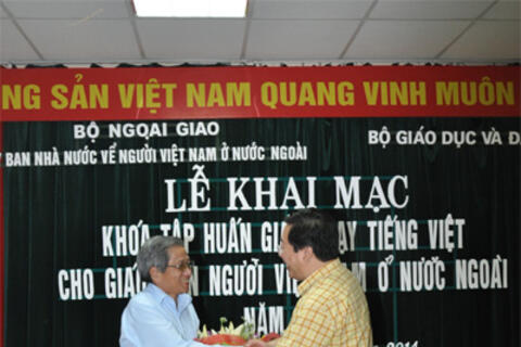 Tiếp tục hỗ trợ, nâng cao chất lượng giảng dạy tiếng Việt cho giáo viên kiều bào
