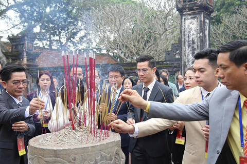 Gặp gỡ, kết nối kiều bào với tỉnh Ninh Bình