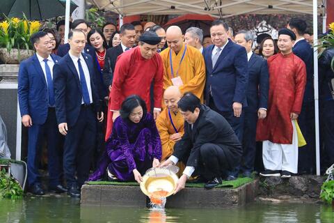 Chủ tịch nước và Phu nhân cùng Đoàn kiều bào dâng hương tại Tượng đài Vua Lý Thái Tổ và thực hiện nghi thức thả cá chép tại Đền Ngọc Sơn