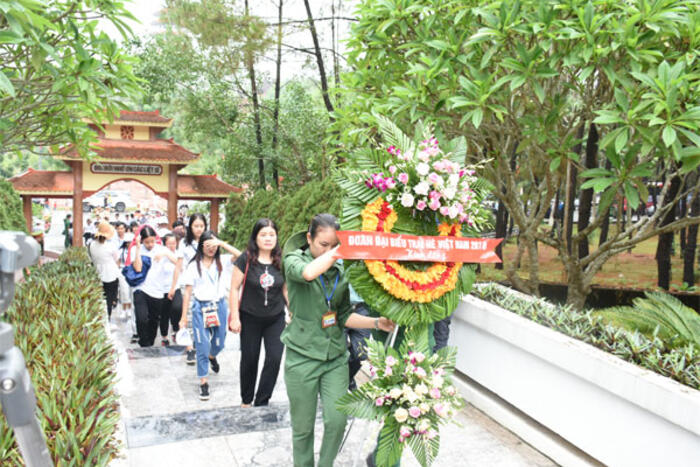 Đoàn dâng hoa tưởng nhớ các anh hùng liệt sĩ, những chiến sĩ thanh niên xung phong đã hy sinh tại Ngã  ba Đồng Lộc