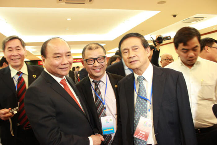 Thủ tướng Chính phủ Nguyễn Xuân Phúc và đại biểu kiều bào tại Hội nghị NVNONN toàn thế giới (TPHCM, tháng 11/2016)