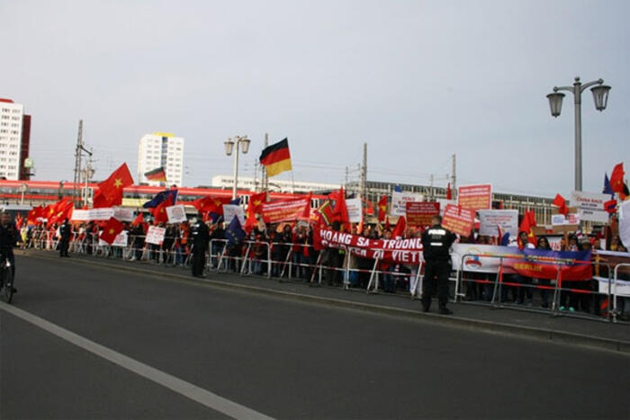 Đông đảo người Việt tại Đức biểu tình phản đối Trung Quốc (Nguồn: Vnexpress)