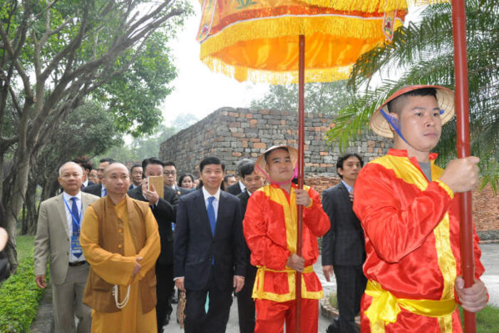 Thứ trưởng Bộ Ngoại giao Nguyễn Quốc Cường dẫn đầu đoàn kiều bào dâng hương tại điện Kính Thiên