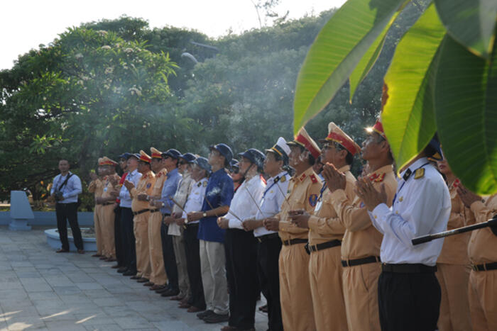 Đoàn công tác dâng hương tưởng niệm tại tượng đài Hưng Đạo Vương Trần Quốc Tuấn