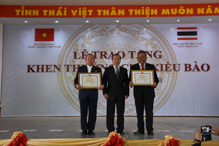 Thứ trưởng Vũ Hồng Nam trao tặng Bằng khen của Bộ trưởng Bộ Ngoại giao cho Giáo sư Sorat Phitchuonchom và ông Pra Chuab