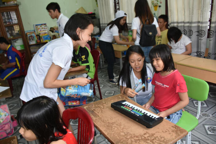 Các đại biểu Trại hè tặng quà cho các em nhỏ tại Trung tâm nuôi dưỡng trẻ mồ côi và người khuyết tật Quảng Nam
