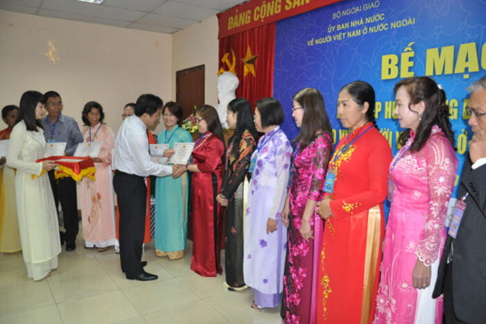 Ông Nguyễn Công Hinh trao chứng chỉ cho các học viên tham gia khoa học