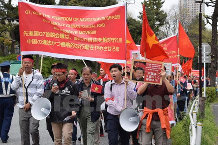 Hội người Việt Nam tại Nhật Bản tuần hành phản đối các hành động ngang ngược của Trung Quốc tại Biển Đông. (Nguồn: Vietnam+)