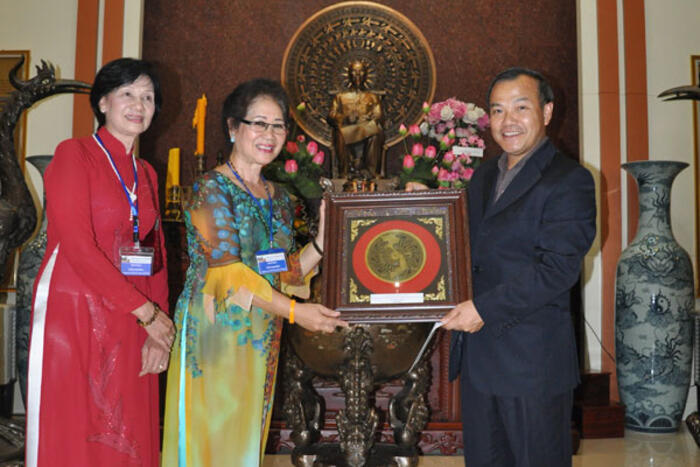 Thứ trưởng Vũ Hồng Nam tặng quà lưu niệm cho Ban Quản lý Khu di tích Chủ tịch Hồ Chí Minh tại Udon Thani