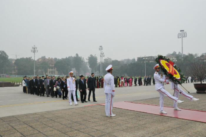 Đoàn kiều bào vào Lăng viếng Chủ tịch Hồ Chí Minh.