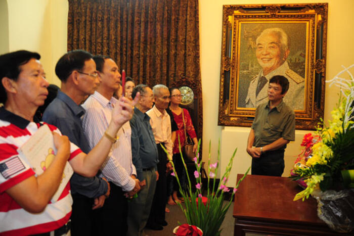 Đoàn đến dâng hương tưởng niệm tại nhà riêng Đại tướng Võ Nguyên Giáp