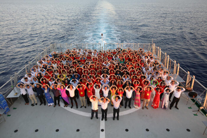 Các thành viên của chuyến thăm Trường Sa và Nhà giàn DK1 năm 2019 chụp ảnh trên boong tàu KN490