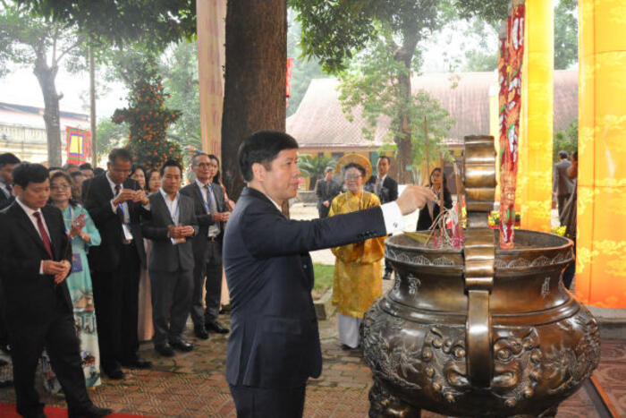 Thứ trưởng Nguyễn Quốc Cường dâng hương tại Điện Kính Thiên.
