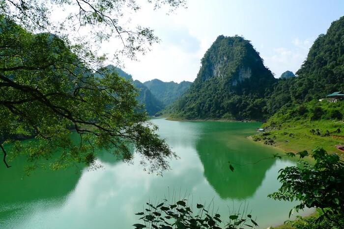 Thang Hen - hồ trên núi thơ mộng