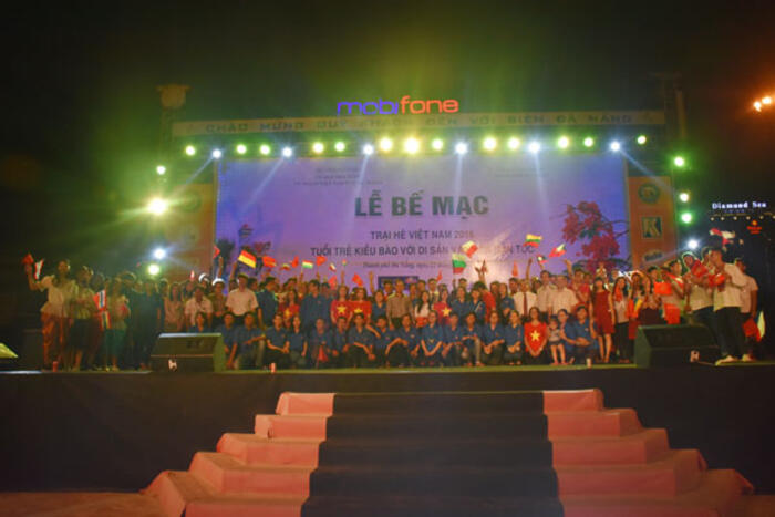 Chụp ảnh cùng các đại biểu tham dự và thanh niên Đà Nẵng