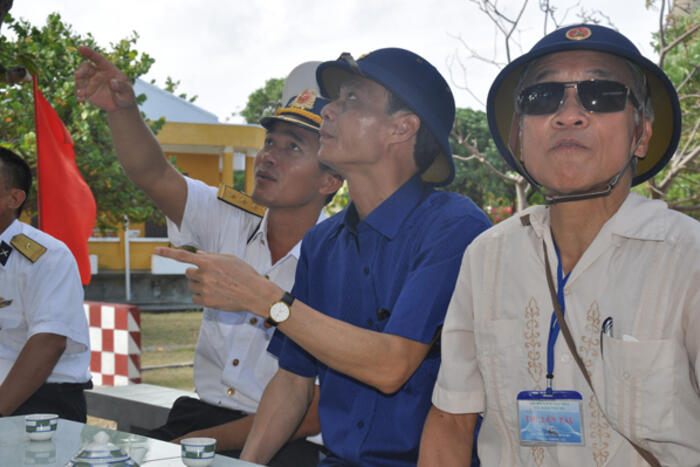 Ông Lương Thanh Nghị, trưởng đoàn công tác hỏi thăm tình hình của đảo với các chiến sỹ