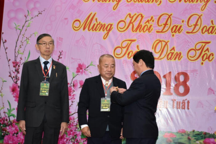 Ông Hầu A Lềnh tặng kỷ niệm chương cho ông Cao Văn San.