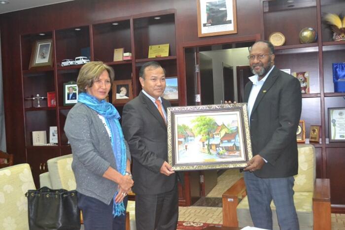Thứ trưởng Vũ Hồng Nam và đại diện kiều bào tặng quà lưu niệm cho Thủ tướng Charlot Salwai