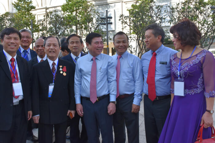 Chủ tịch UBND TP Hồ Chí Minh Nguyễn Thành Phong, Thứ trưởng Vũ Hồng Nam trò chuyện cùng kiều bào