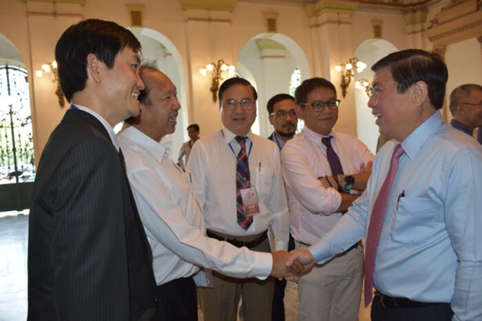 Chủ tịch UBND TP Hồ Chí Minh Nguyễn Thành Phong trò chuyện cùng đại biểu kiều bào
