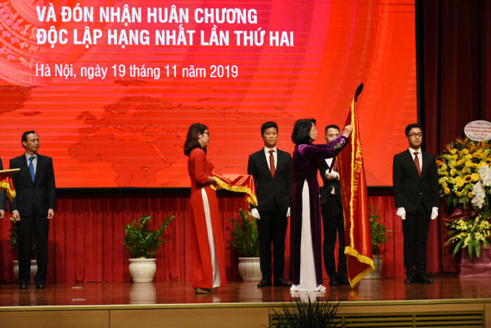 Phó Chủ tịch nước Đặng Thị Ngọc Thịnh gắn Huân chương Độc lập hạng Nhất (lần thứ hai) lên Cờ truyền thống của Ủy ban