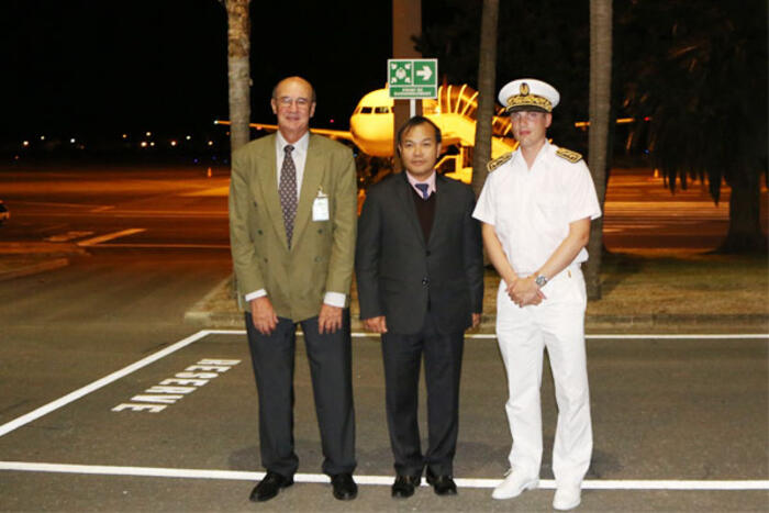 Ông Yves Mathis và ông Thirerry Cornaille đón Thứ trưởng Vũ Hồng Nam ở sân bay
