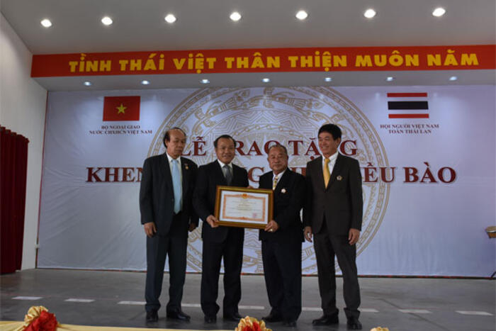 Thứ trưởng Vũ Hồng Nam trao tặng Bằng khen của Thủ tướng Chính phủ cho Tổng hội người Việt toàn Thái Lan