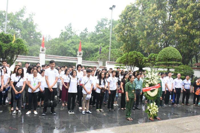 Đoàn dâng hoa tưởng nhớ các anh hùng liệt sĩ, những chiến sĩ thanh niên xung phong đã hy sinh tại Ngã  ba Đồng Lộc