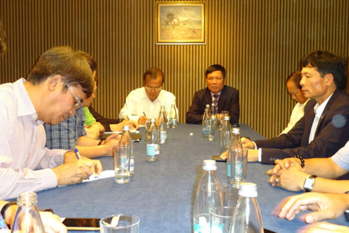 Thứ trưởng Ngoại giao Vũ Hồng Nam tiếp xúc, gặp gỡ doanh nghiệp người Việt châu Âu