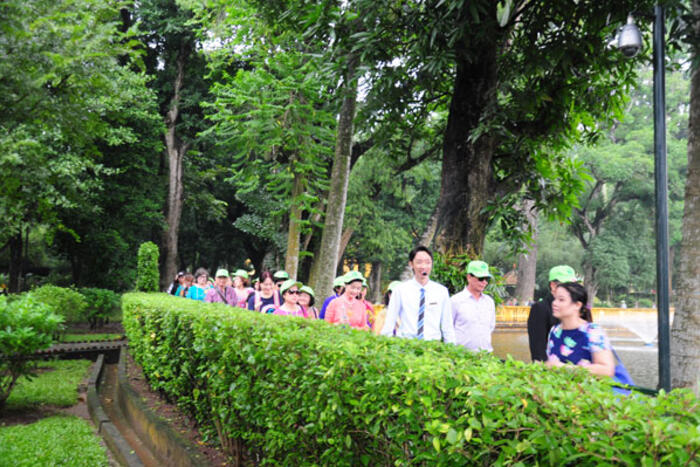Đoàn vào thăm ngôi nhà sàn của Chủ tịch Hồ Chí Minh