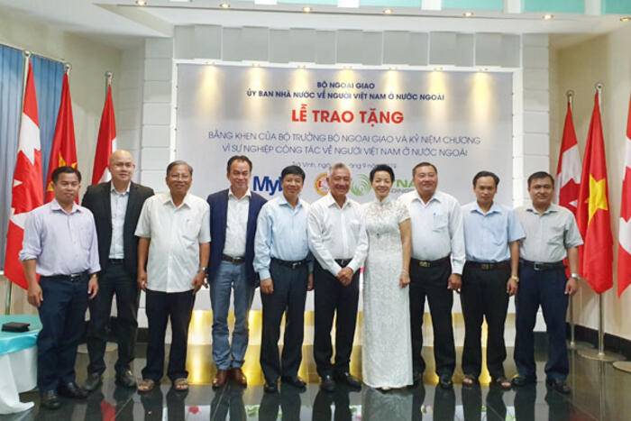 Thứ trưởng Ngoại giao Nguyễn Quốc Cường chụp ảnh lưu niệm với Tiến sỹ Nguyễn Thanh Mỹ và phu nhân cùng các đại biểu tham dự