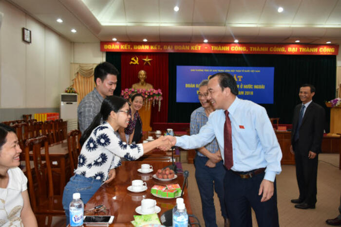 Ông Ngô Sách Thực, Phó Chủ tịch Ủy ban TW MTTQ Việt Nam chào mừng Đoàn đại biểu