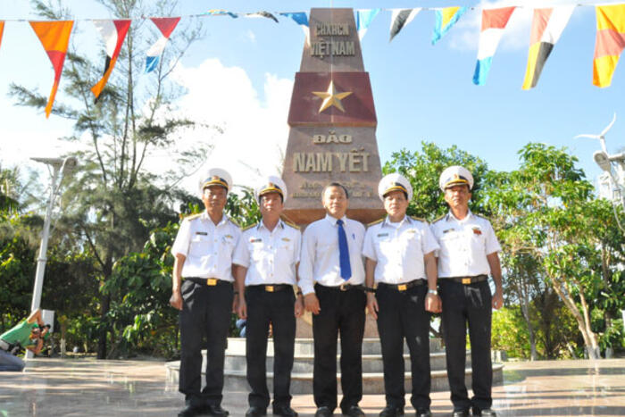 Thứ trưởng Vũ Hồng Nam chụp ảnh lưu niệm tại cột mốc chủ quyền đảo Sơn Ca