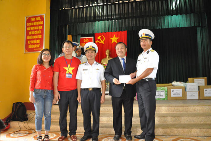 Thứ trưởng Vũ Hồng Nam tặng quà của Bộ Ngoại giao cho các cán bộ chiến sĩ đảo Song Tử Tây