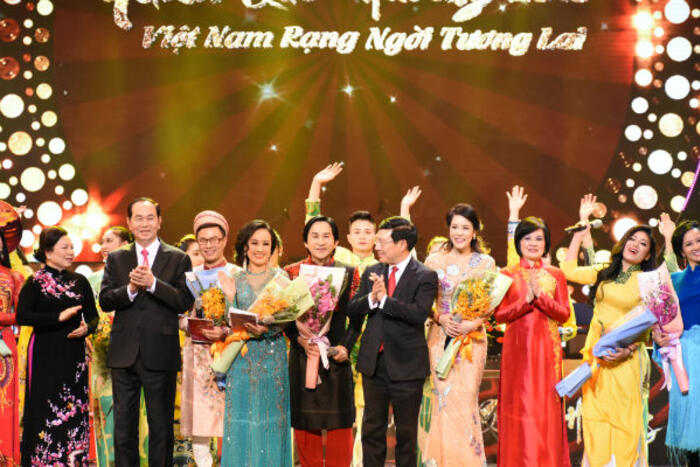 Chủ tịch nước Trần Đại Quang tặng hoa cho các nghệ sỹ biểu diễn