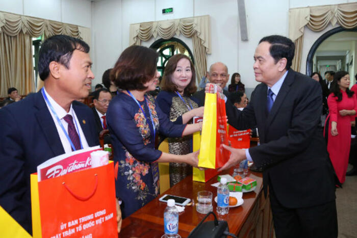 Chủ tịch Trần Thanh Mẫn tặng quà cho kiều bào