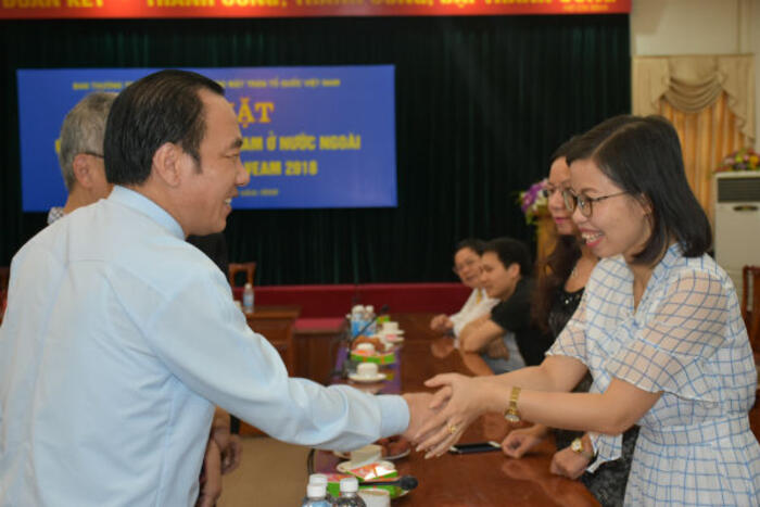Ông Ngô Sách Thực, Phó Chủ tịch Ủy ban TW MTTQ Việt Nam chào mừng Đoàn đại biểu