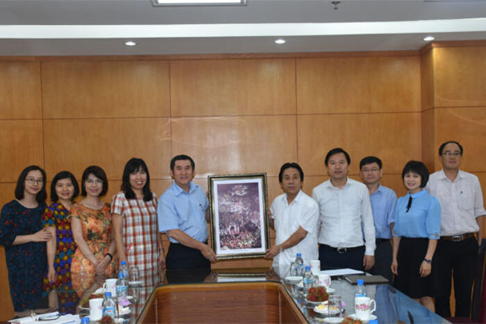 Đoàn công tác Sở Ngoại vụ Phú Thọ tặng quà lưu niệm cho Ủy ban