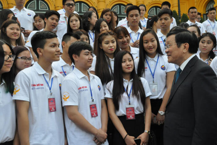 Chủ tịch nước Trương Tấn Sang gặp gỡ, trò chuyện với thanh thiếu niên kiều bào trong Chương trình Trại hè Việt Nam 2015 (tháng 7/2015)