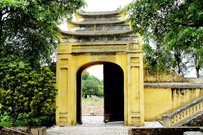 Cổng hành cung bên tả Đoan Môn nhìn từ trong thành cổ
