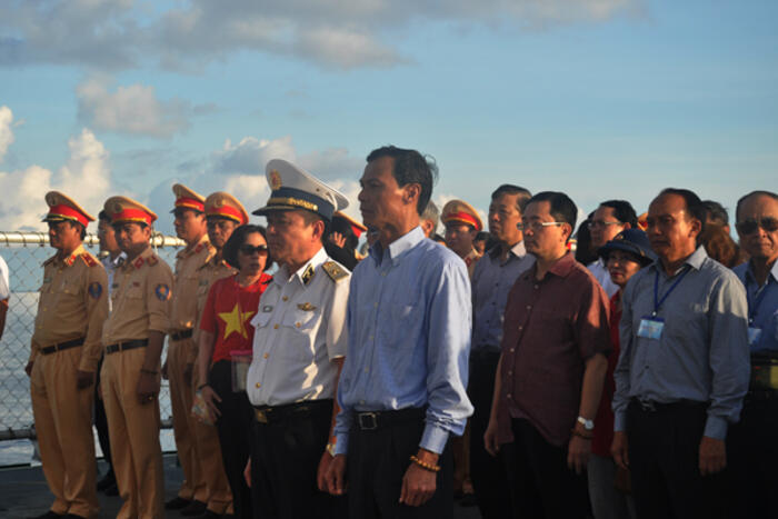 Đoàn công tác dự Lễ Giỗ tổ Hùng Vương ngay trên con tàu KN 491 ra thăm quân và dân huyện đảo Trường Sa