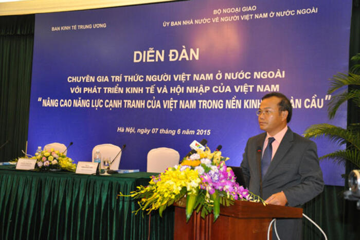 Thứ trưởng, Chủ nhiệm Ủy ban Vũ Hồng Nam phát biểu tại Diễn đàn chuyên gia trí thức NVNONN với phát triển kinh tế và hội nhập của Việt Nam (tháng 6/2015)