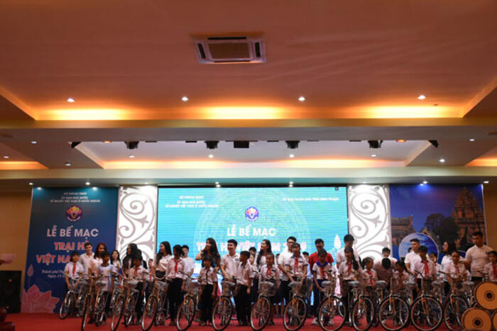 Đoàn Đại biểu Trại hè VN 2019 tặng 28 chiếc xe đạp cho các em học sinh có thành tích học tập tốt, vượt khó