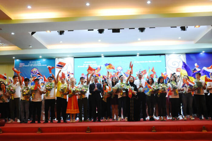 Đại sứ Lương Thanh Nghị và  Phó Chủ tịch UBND tỉnh Ninh Thuận Lê Văn Bình tặng hoa cho đại diện các đoàn