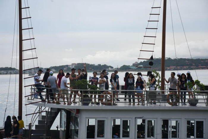 May mắn cuối ngày trời đã hửng nắng, các bạn trẻ đã lên boong tàu để ngắm vẻ đẹp kỳ vĩ của Vịnh Hạ Long