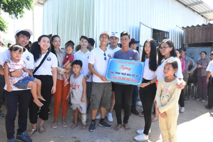 Đoàn Trại hè Việt Nam 2019 trao tặng căn nhà tình nghĩa cho anh Lăng Quốc Anh