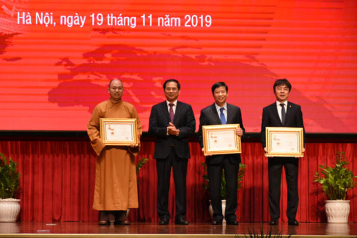Thứ trưởng Bùi Thanh Sơn trao tặng Kỷ niệm chương về công tác người Việt Nam ở nước ngoài cho một số cá nhân
